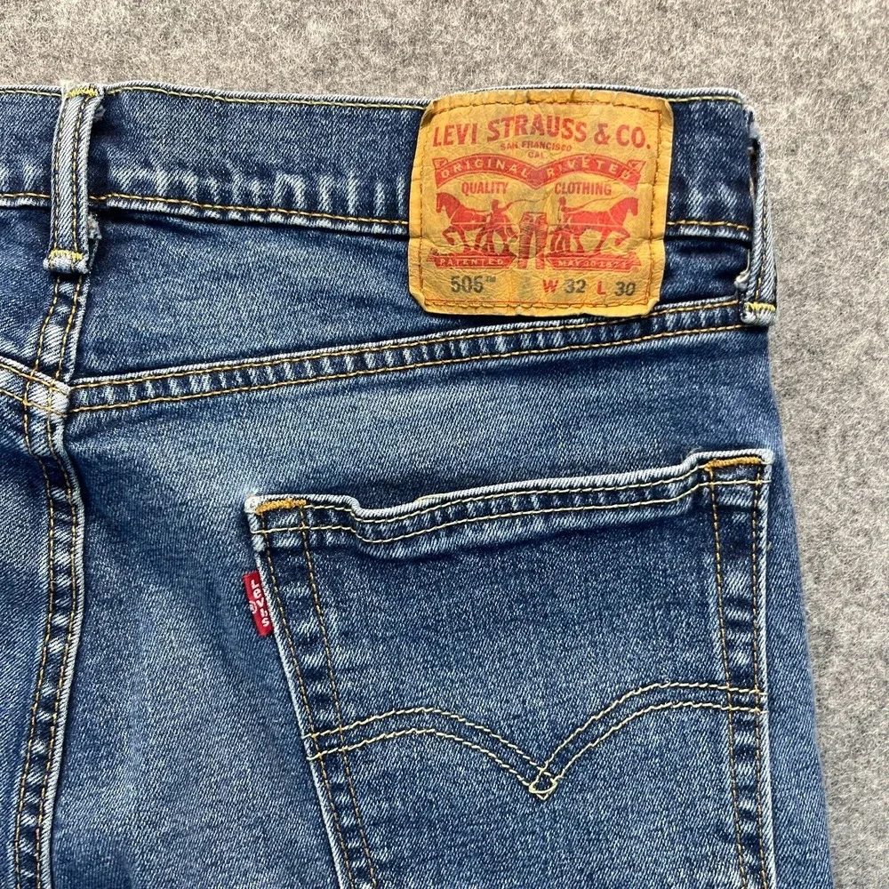 Levis Jeans Men's 32x30‎ 505 Regular Fit Straight Leg Medium Blue Denim Jeans